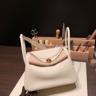 Hermes Lindy 26cm Clemence 10 / Craie Gold Hardwar lindy26-027