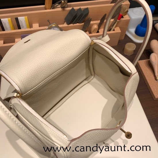 Hermes Lindy 26cm Clemence 10 / Craie Gold Hardwar lindy26-027 Hermes Lindy 26cm Clemence 10 / Craie Gold Hardwar lindy26-027