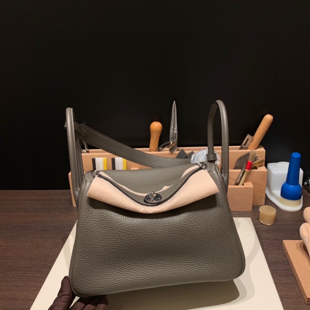 Hermes Lindy 26cm Clemence 8F /Etain Silver Hardware lindy26-031