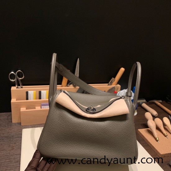 Hermes Lindy 26cm Clemence 8F /Etain Silver Hardware lindy26-031 Hermes Lindy 26cm Clemence 8F /Etain Silver Hardware lindy26-031