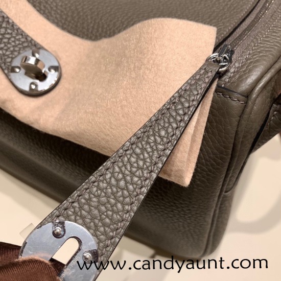 Hermes Lindy 26cm Clemence 8F /Etain Silver Hardware lindy26-031 Hermes Lindy 26cm Clemence 8F /Etain Silver Hardware lindy26-031