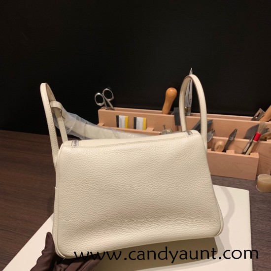 Hermes Lindy 26cm Clemence 10 /Craie Silver Hardware lindy26-037 Hermes Lindy 26cm Clemence 10 /Craie Silver Hardware lindy26-037