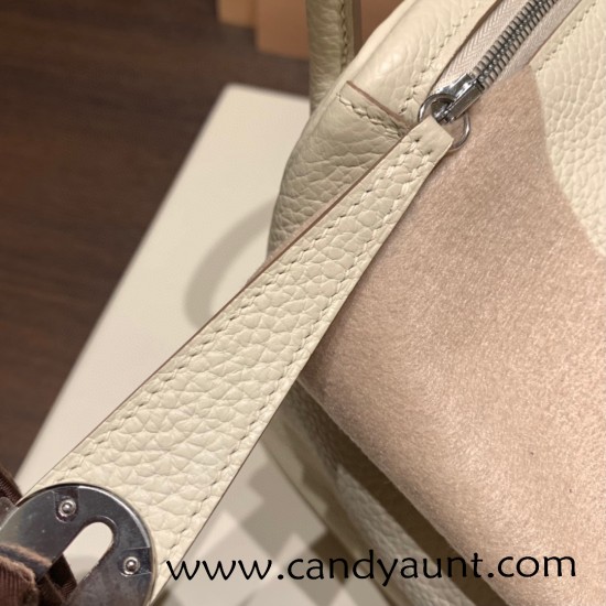 Hermes Lindy 26cm Clemence 10 /Craie Silver Hardware lindy26-037 Hermes Lindy 26cm Clemence 10 /Craie Silver Hardware lindy26-037