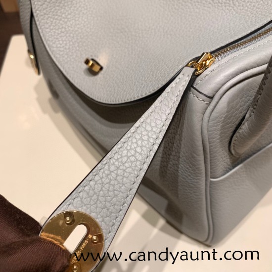 Hermes Lindy 26cm Clemence 4Z /Gris Mouette Gold Hardware lindy26-039 Hermes Lindy 26cm Clemence 4Z /Gris Mouette Gold Hardware lindy26-039