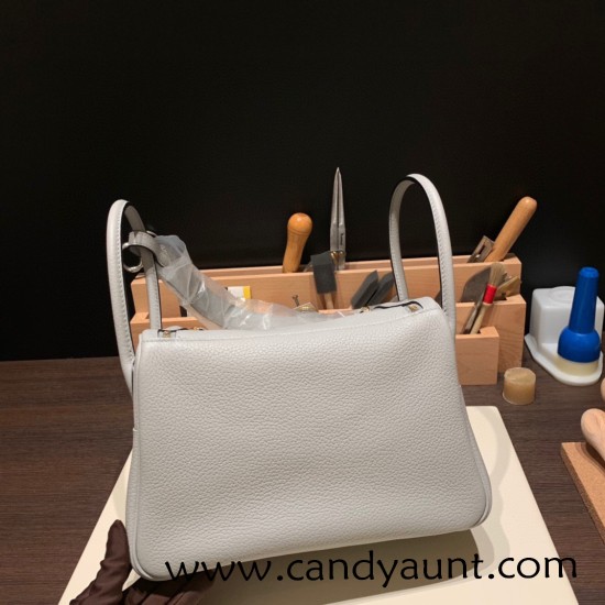 Hermes Lindy 26cm Clemence 4Z /Gris Mouette Gold Hardware lindy26-039 Hermes Lindy 26cm Clemence 4Z /Gris Mouette Gold Hardware lindy26-039