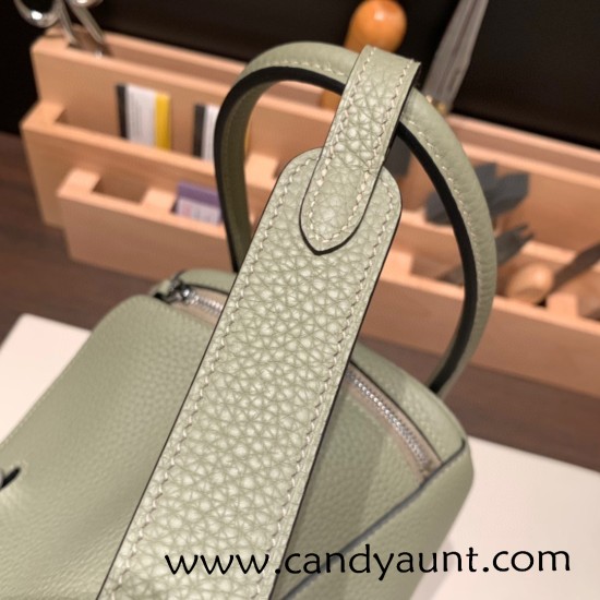 Hermes Lindy 26cm Clemence Q1 /Sauge Silver Hardware lindy26-041 Hermes Lindy 26cm Clemence Q1 /Sauge Silver Hardware lindy26-041