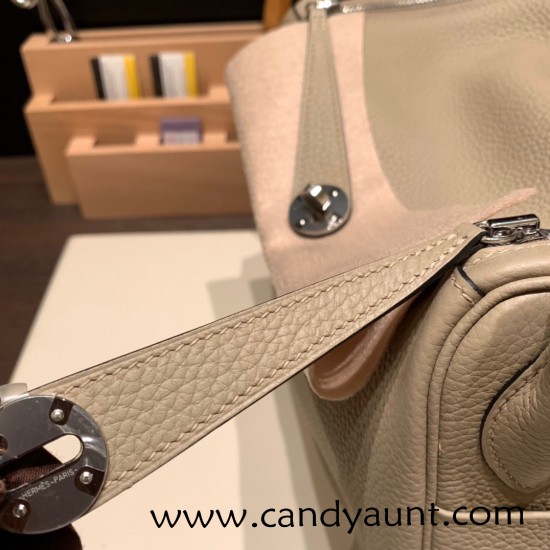 Hermes stock 30cm Lindy Clemence 81 /Gris Tourterelle Silver Hardware Hermes stock 30cm Lindy Clemence 81 /Gris Tourterelle Silver Hardware