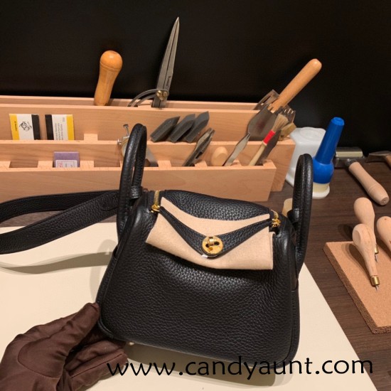 Hermes Mini Lindy Clemence 89 /Black Gold Hardware 050 Hermes Mini Lindy Clemence 89 /Black Gold Hardware 050