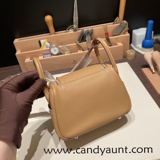 Hermes Mini Lindy Clemence 4B /Biscuit Silver Hardware 062 Hermes Mini Lindy Clemence 4B /Biscuit Silver Hardware 062