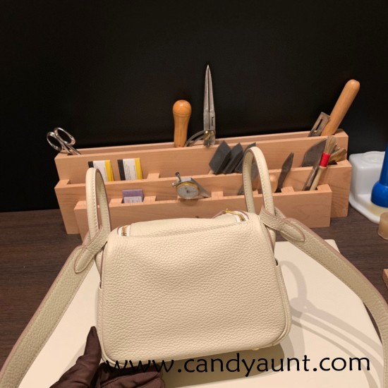 Hermes Mini Lindy Clemence10 / Craie Gold Hardware 068 Hermes Mini Lindy Clemence10 / Craie Gold Hardware 068