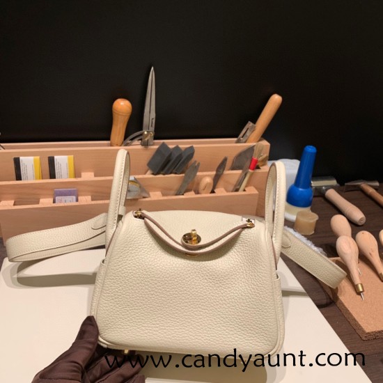 Hermes Mini Lindy Clemence10 / Craie Gold Hardware 068 Hermes Mini Lindy Clemence10 / Craie Gold Hardware 068