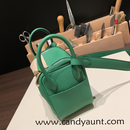 Hermes Mini Lindy Clemence 1K /Bambou Gold Hardware 095 Hermes Mini Lindy Clemence 1K /Bambou Gold Hardware 095