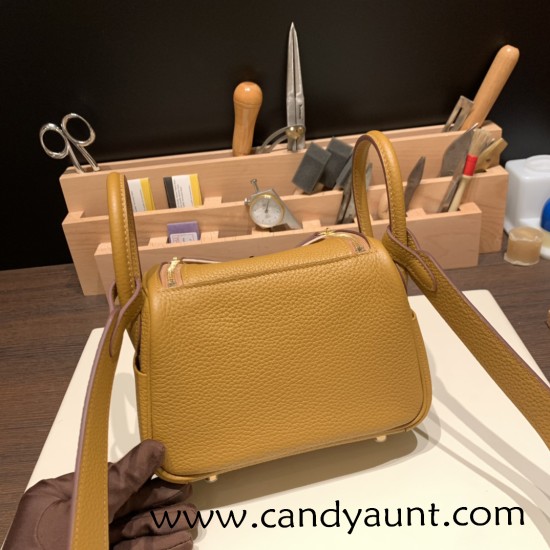 Hermes Mini Lindy Clemence 2S / Sesame Gold Hardware 097 Hermes Mini Lindy Clemence 2S / Sesame Gold Hardware 097