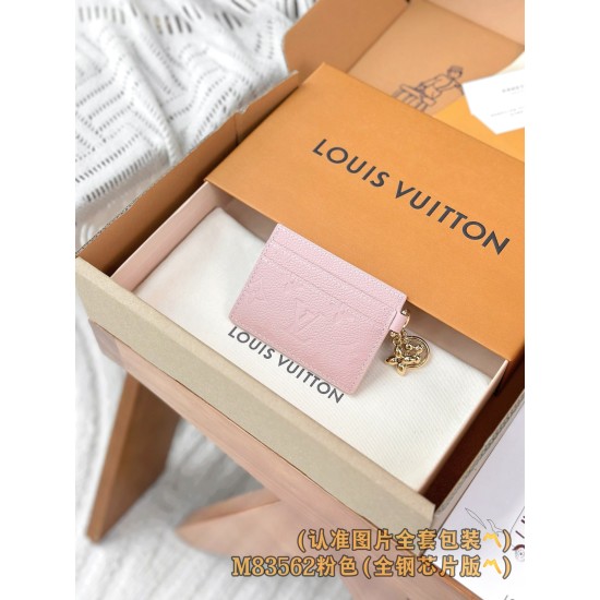 【M83562】ピンクエンボス パーソナライズドカスタム LV Charms 名刺入れ|Monogram Empreinte 牛革|ゴールドメタルチャーム 10.2×7.3×0.3cm 【M83562】ピンクエンボス パーソナライズドカスタム LV Charms 名刺入れ|Monogram Empreinte 牛革|ゴールドメタルチャーム 10.2×7.3×0.3cm
