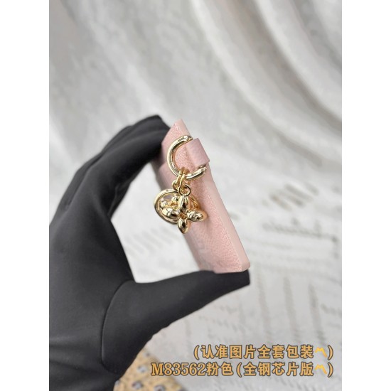 【M83562】ピンクエンボス パーソナライズドカスタム LV Charms 名刺入れ|Monogram Empreinte 牛革|ゴールドメタルチャーム 10.2×7.3×0.3cm 【M83562】ピンクエンボス パーソナライズドカスタム LV Charms 名刺入れ|Monogram Empreinte 牛革|ゴールドメタルチャーム 10.2×7.3×0.3cm