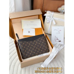 【M62048】定番 Monogram キャンバス × 微粒子加工牛革 パーソナライズド Daily Pouch｜クラシック × モダン融合 29.5×21×1cm