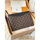 【M62048】定番 Monogram キャンバス × 微粒子加工牛革 パーソナライズド Daily Pouch|クラシック × モダン融合 29.5×21×1cm 【M62048】定番 Monogram キャンバス × 微粒子加工牛革 パーソナライズド Daily Pouch|クラシック × モダン融合 29.5×21×1cm