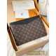 【M62048】定番 Monogram キャンバス × 微粒子加工牛革 パーソナライズド Daily Pouch|クラシック × モダン融合 29.5×21×1cm 【M62048】定番 Monogram キャンバス × 微粒子加工牛革 パーソナライズド Daily Pouch|クラシック × モダン融合 29.5×21×1cm