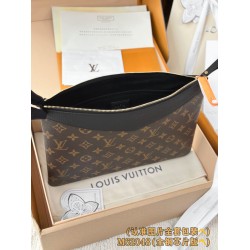 【M62048】定番 Monogram キャンバス × 微粒子加工牛革 パーソナライズド Daily Pouch｜クラシック × モダン融合 29.5×21×1cm