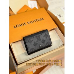 【M12635】ニューエンボス A 級全鋼 パーソナライズドカスタム Victor ウォレット｜Monogram Shadow 牛革｜精緻エンボス加工 34×25×2cm