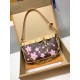 免税版 Louis Vuitton x 村上隆 Pochette Accessoires ハンドバッグ｜明るい桜柄と個性的なデザイン 13×4×22cm