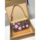 免税版 Louis Vuitton x 村上隆 Pochette Accessoires ハンドバッグ｜明るい桜柄と個性的なデザイン 13×4×22cm
