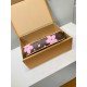 免税版 Louis Vuitton x 村上隆 Pochette Accessoires ハンドバッグ｜明るい桜柄と個性的なデザイン 13×4×22cm
