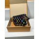全鋼製 M13663G Pochette Accessoires ハンドバッグ|Louis Vuitton x 村上隆 コラボ カラフルな Monogram 柄 13×4×22cm 全鋼製 M13663G Pochette Accessoires ハンドバッグ|Louis Vuitton x 村上隆 コラボ カラフルな Monogram 柄 13×4×22cm