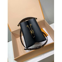 全鋼製 M13843G Bloom ハンドバッグ｜滑らかな牛革 ×Monogram の個性的なデザイン 21×16×21cm