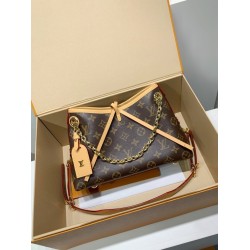 全鋼製 M13014G CarryAll BB ハンドバッグ｜Monogram キャンバス × 華やかなチェーンデコレーションのトレンド感 17×10×26cm