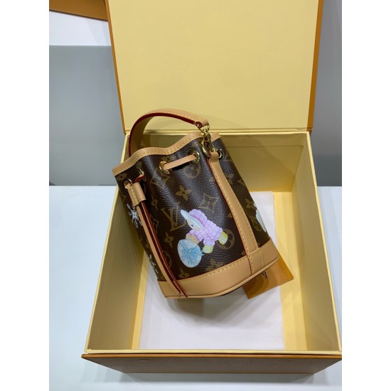 免税版 M12221G 全鋼製 Nano Noé ハンドバッグ|Snow Show バージョンで楽しむ Vivienne のファンタジック世界 16×10×13cm 免税版 M12221G 全鋼製 Nano Noé ハンドバッグ|Snow Show バージョンで楽しむ Vivienne のファンタジック世界 16×10×13cm
