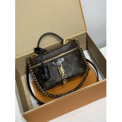 M47125G Vanity Chain Pouch ハンドバッグ｜クラシック化粧ケースインスピレーション ×Monogram キャンバス、LV 刻印ロックで個性的な逸品​ 19×11.5×6.5cm