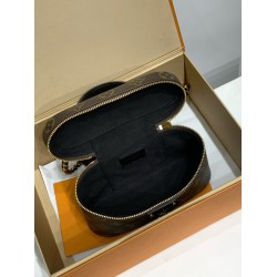 M47125G Vanity Chain Pouch ハンドバッグ｜クラシック化粧ケースインスピレーション ×Monogram キャンバス、LV 刻印ロックで個性的な逸品​ 19×11.5×6.5cm
