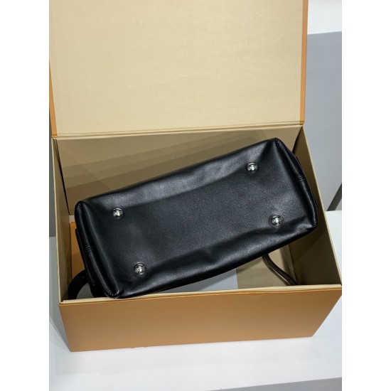 全鋼 M24861G CarryAll Cargo スモールハンドバッグ｜柔らかい羊革 × 微細シワ効果、日中から夜間まで対応するスタイリング自在な逸品​ 33.5×23×15cm