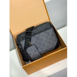 全鋼 M69443G Trio ポストマンバッグ｜Monogram Eclipse キャンバス × モノトーングレー柄、着脱ポーチとコインケースで実用性抜群​ 25×18.5×7cm