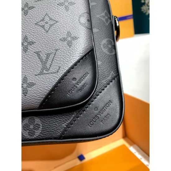 全鋼 M69443G Trio ポストマンバッグ｜Monogram Eclipse キャンバス × モノトーングレー柄、着脱ポーチとコインケースで実用性抜群​ 25×18.5×7cm