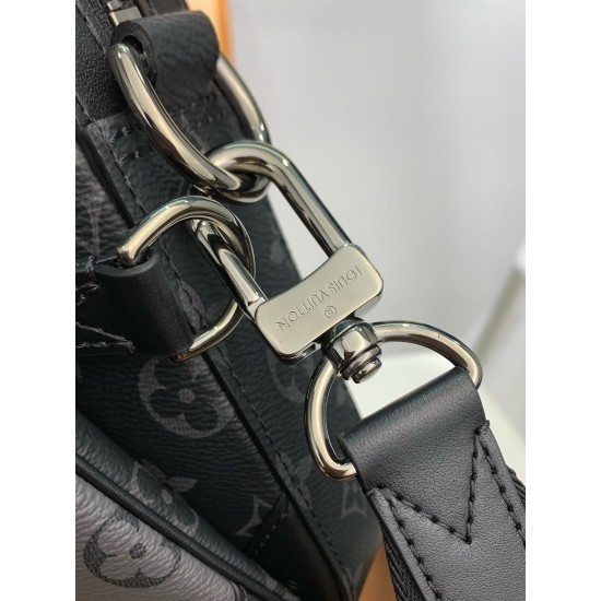 全鋼 M69443G Trio ポストマンバッグ｜Monogram Eclipse キャンバス × モノトーングレー柄、着脱ポーチとコインケースで実用性抜群​ 25×18.5×7cm