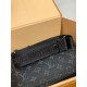 全鋼 M69443G Trio ポストマンバッグ｜Monogram Eclipse キャンバス × モノトーングレー柄、着脱ポーチとコインケースで実用性抜群​ 25×18.5×7cm