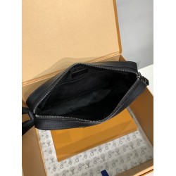 全鋼 M69443G Trio ポストマンバッグ｜Monogram Eclipse キャンバス × モノトーングレー柄、着脱ポーチとコインケースで実用性抜群​ 25×18.5×7cm