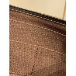 全鋼 M82766 Monogram キャンバス Pochette Accessoires｜着脱式レザーストラップ × ゴールドチェーン、収納力抜群のコンパクトバッグ​ 23.5×13.5×4cm