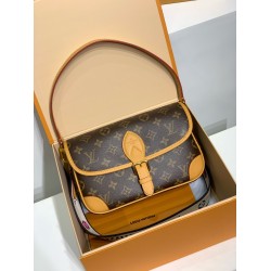 全鋼 M45985G Diane ハンドバッグ｜1990 年代クラシック再構築 ×Monogram キャンバス、ジャカードショルダーストラップでヴィンテージとファッションを融合​ 9×15×24cm