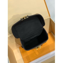 全鋼 M82465G Camera Box ハンドバッグ｜Monogram×Monogram Reverse キャンバス、Petite Malle ディテール融合で個性的なモダンバッグ​ 12.5×17.6×6cm