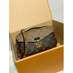 M46279 黄花免税版 Pochette Métis East West ハンドバッグ｜Monogram キャンバス ×S-lock 錠前、多様収納と背負け方でクラシックとモダンを融合​ 21.5×13.5×6cm