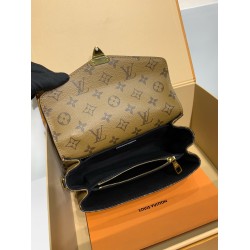 M46279 黄花免税版 Pochette Métis East West ハンドバッグ｜Monogram キャンバス ×S-lock 錠前、多様収納と背負け方でクラシックとモダンを融合​ 21.5×13.5×6cm