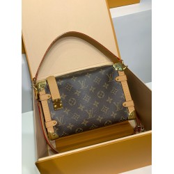 M46358G 全鋼 Side Trunk ミドルサイズハンドバッグ｜Monogram キャンバス ×S-lock 錠前、着脱式ハンドルと立体フォルムでヴィンテージとモダンを共存​ 16×8.5×23.5cm
