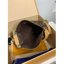 M46358G 全鋼 Side Trunk ミドルサイズハンドバッグ｜Monogram キャンバス ×S-lock 錠前、着脱式ハンドルと立体フォルムでヴィンテージとモダンを共存​ 16×8.5×23.5cm
