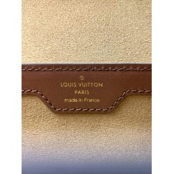M57835 GLASSES CASE 手袋｜2021 年夏のファッションショーで登場！Nicolas Ghesquière 氏デザインの Monogram ハンドバッグ 19.0×9.0×9.0cm