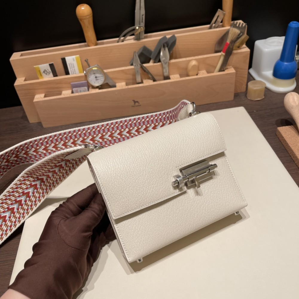 Hermès Verrou Mini 17cm Chevre Mysore 10/Craie Silver Hardware Verrou-020 Fully Hand-Stitched