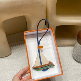 Hermès Bag Charm: Crafted with high-quality materials and exquisite finishing, it is an accessory that adds personality to your bag.