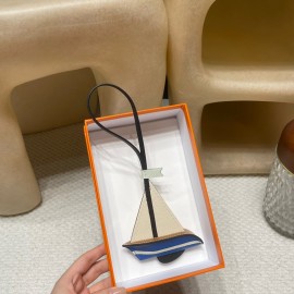 Hermès Bag Charm: Crafted with high-quality materials and exquisite finishing, it is an accessory that adds personality to your bag.
